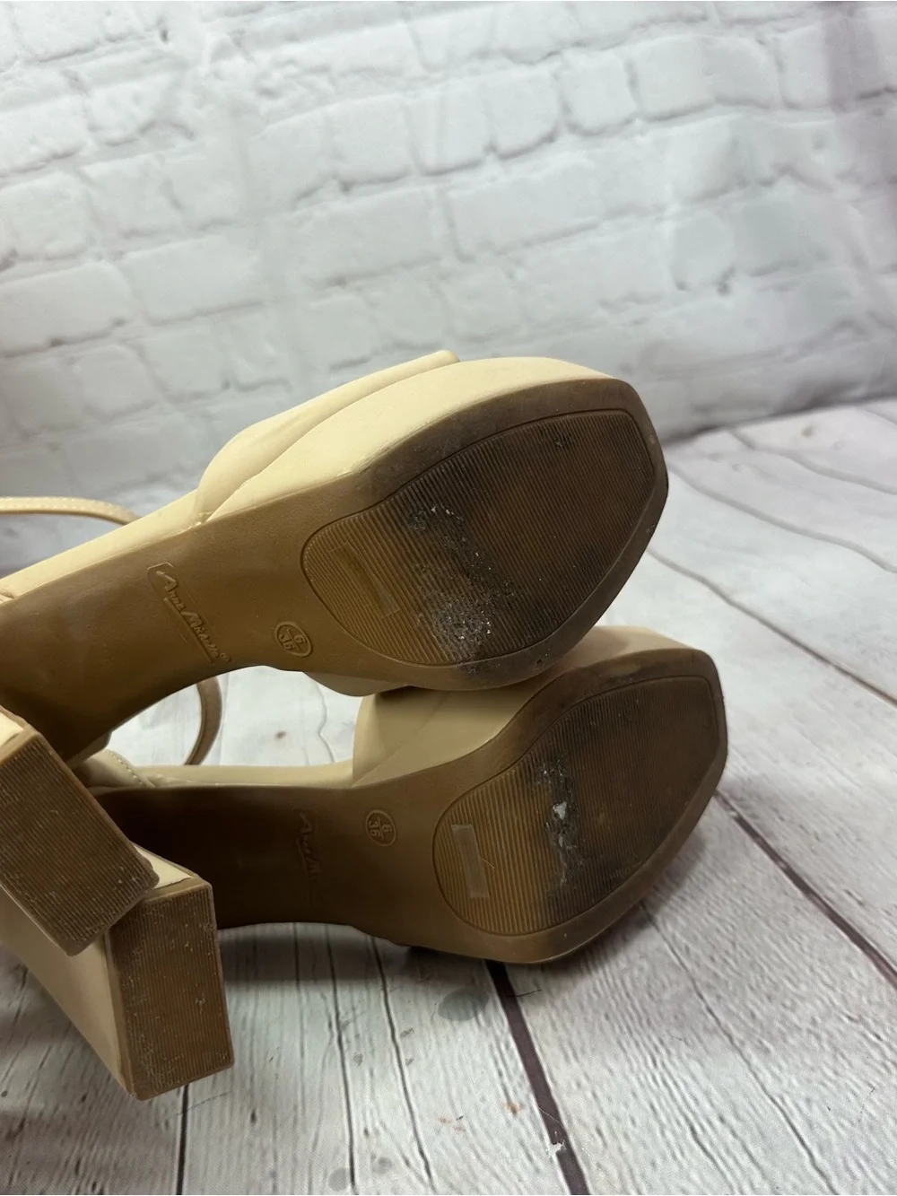 Anne Michelle good preowned